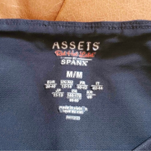 Assets SPANX Faux Leather Structured Shine Leggings - Picture 4 of 7